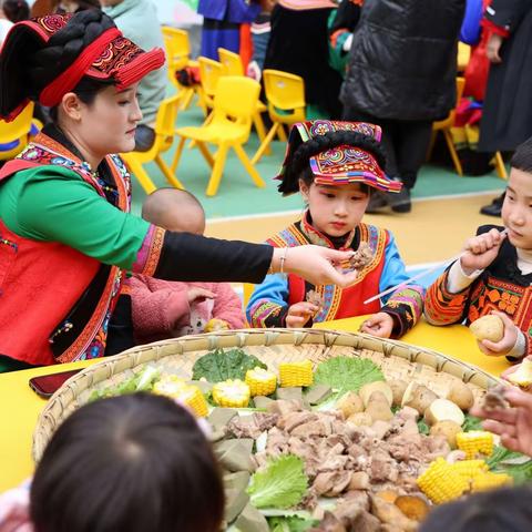 传承民族文化，感受彝族年味          ——甘洛县花朵朵幼儿园欢度彝族年