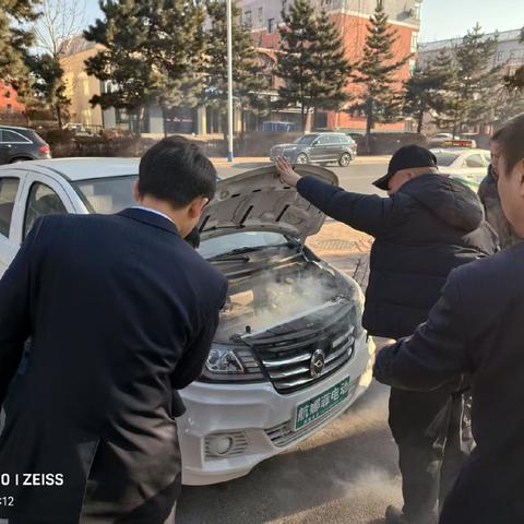 建行员工奋勇灭火确保公众财产安全