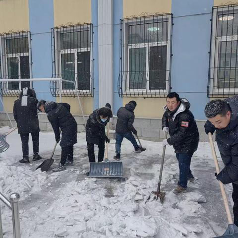 冬日温情  热忱挥洒——育才小学四年组自愿者扫雪活动