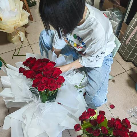 劳动点亮生活乐享缤纷假期——插花