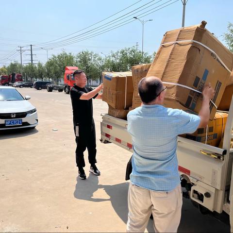“夏日送清凉-关心关爱员工”供销环境夏津分公司给环卫工人发放防暑降温物资