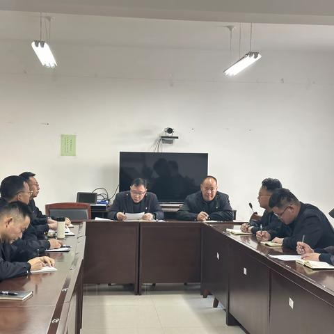 铁服拉萨分公司组织全体在岗职工学习“两会”精神，传达相关文件