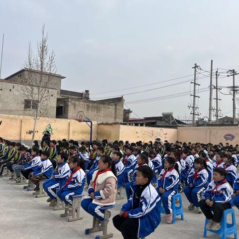 辞旧年热辣滚烫 迎新年飞驰人生———东吕村小学期末表扬大会