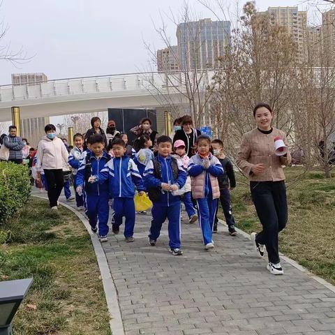 菏泽市实验小学长江路校区一十中队学雷锋小小志愿者在行动暨踏春徒步活动