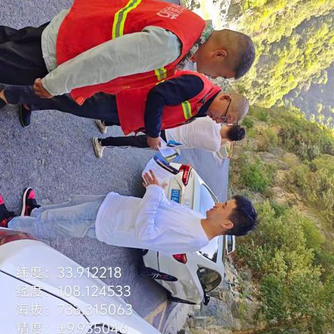 国庆期间河东管护站向入山游客进行森林防火及野生动植物保护宣传