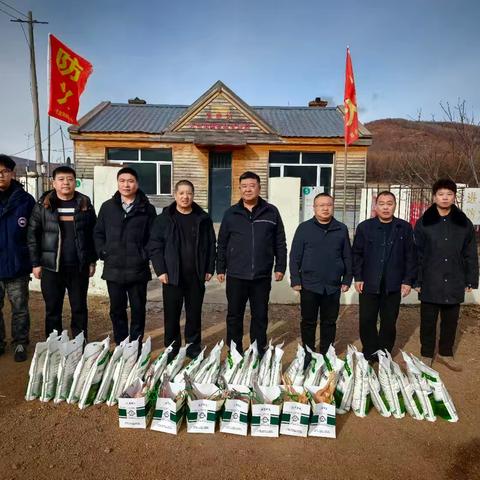 五岔沟林业局党组成员、副局长陈双林到好森沟林场开展春节前走访慰问活动