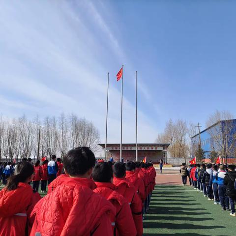 “展礼仪风采，扬文明新风。”主题升旗仪式