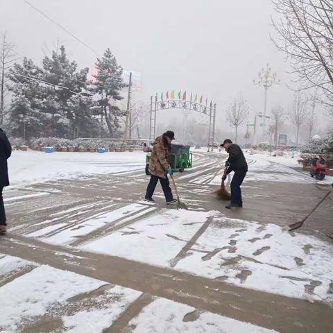 扫雪除冰助出行，志愿服务暖人心（石蜡社区计生协会会员活动）