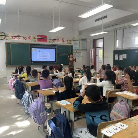 【一校一品·一科一韵】师徒结对传帮带 新师亮相共成长——开发区二中语文教研活动