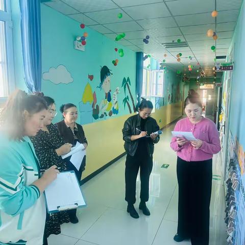 托里县第三幼儿园开展“幼儿签到墙”环境创设评比活动