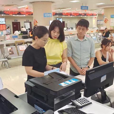 周小青副县长体验残疾人服务“一件事”办理流程