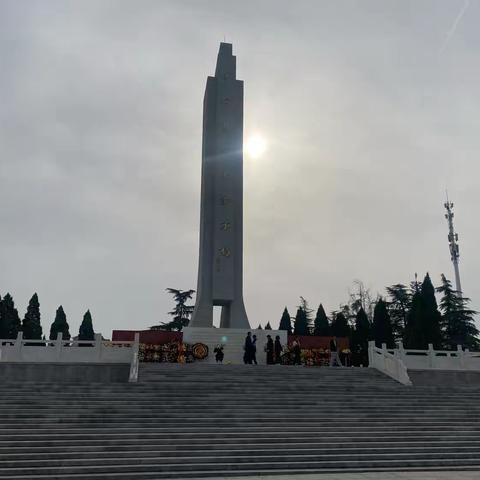 清明祭奠革命英烈活动 ‍许昌市第一中学七（12）班