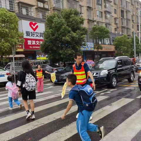 风雨护学岗 暖心护成长