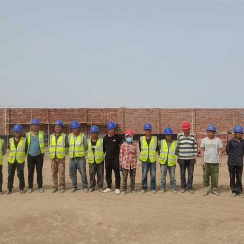 升压站围墙砌体施工班组留影
