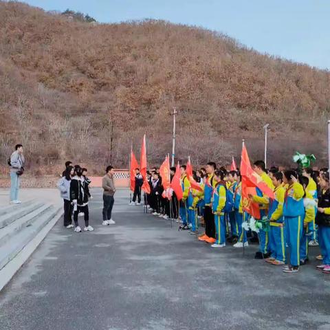 朝阳学校“清明祭英烈 丰碑砺青春”的清明祭英烈活动。