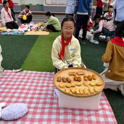 方寸小摊位，装满童年的热闹——县西小学四（7）班跳蚤市场欢乐记
