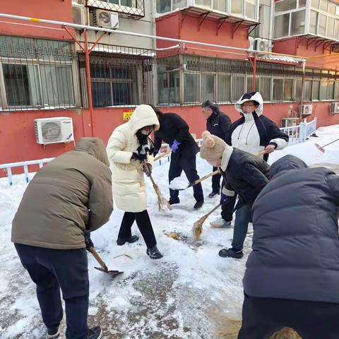 沧州车站支行组织全员扫雪  确保安全出行