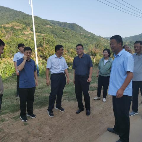 中共嵩县县委常委、人大常委会主任王玉杰一行到小庄科村调研指导工作