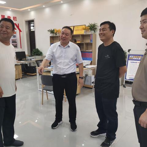 嵩县县委组织部副部长裴建明一行到小庄科村调研指导“乡里中心”建设工作