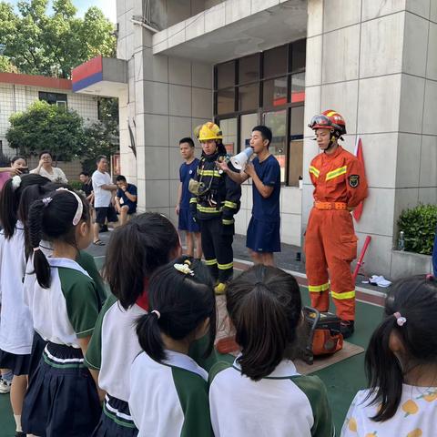 华新小学2205班—快乐小队组织开展“走进消防队 致敬火焰蓝”主题队日活动