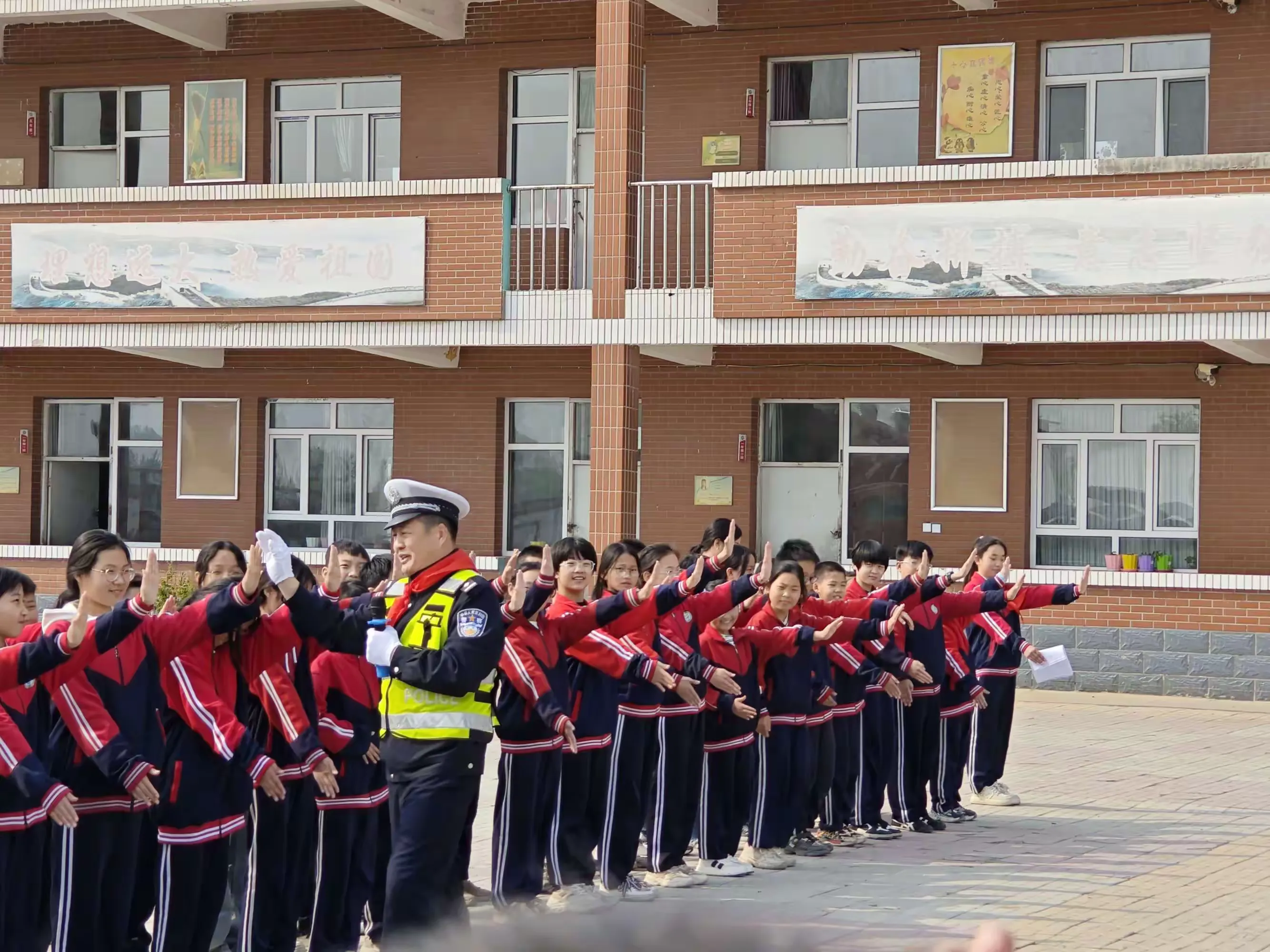 简篇-交通安全进校园——西位明德小学邀请平乡县公安交通警察大队开展交通安全知识宣传活动