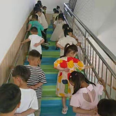 “汛”速行动，以练筑防              临沂市河东区第一实验幼儿园防汛防溺水演练