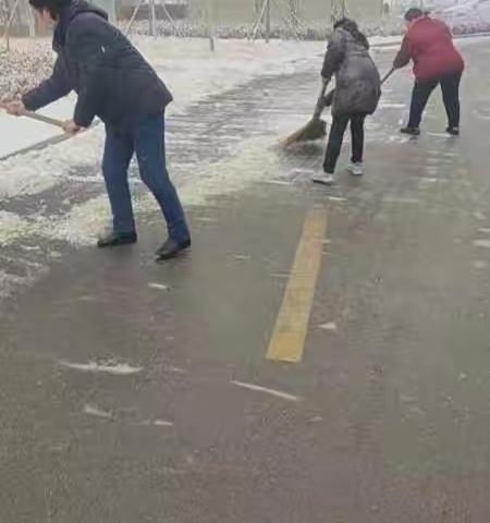 【产业高地 新城圣井】圣和社区网格员开展“扫雪除冰”活动