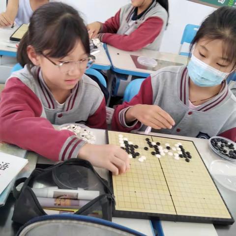 博才梅溪湖小学北校区围棋社团五年级一班上课课堂（副本）