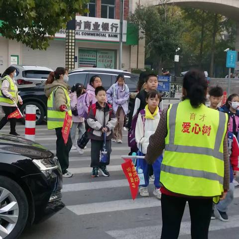 暖心“护学岗” 浓浓“秋日情 ——文谦小学四年级4班护学执勤岗