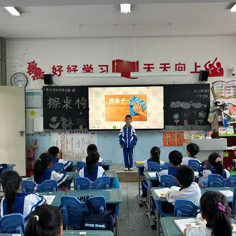 菏泽市第一实验小学劳动课程：桌椅洗澡活动