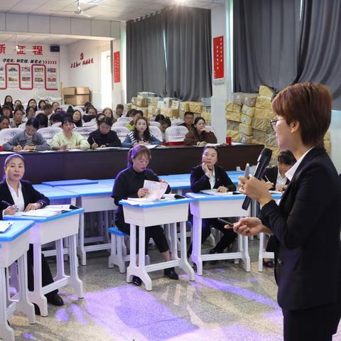 芳华待灼 砥砺深耕 履践致远 ——记文山市第四学区小学部通识备课活动