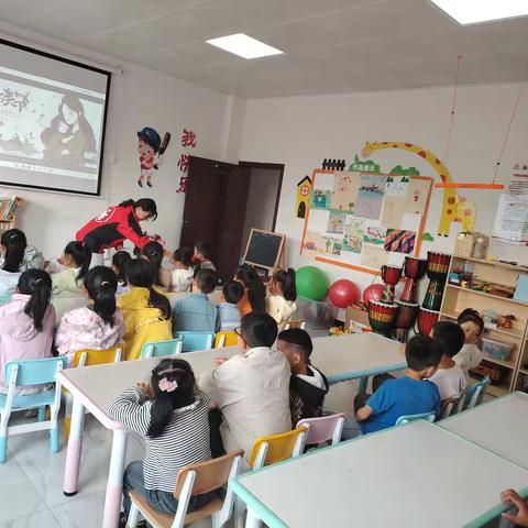 绥阳县民丰社区童伴之家开展“感恩母亲节”主题活动