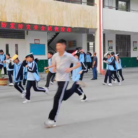 筑牢安全防线——柴胡店中学举行防震防灾演练