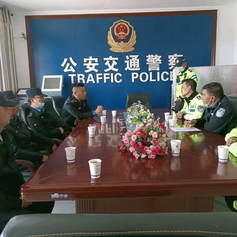 西海中队联合西海交警对道路两旁的商户进行：严禁占用非机动车安全教育宣传及告知！