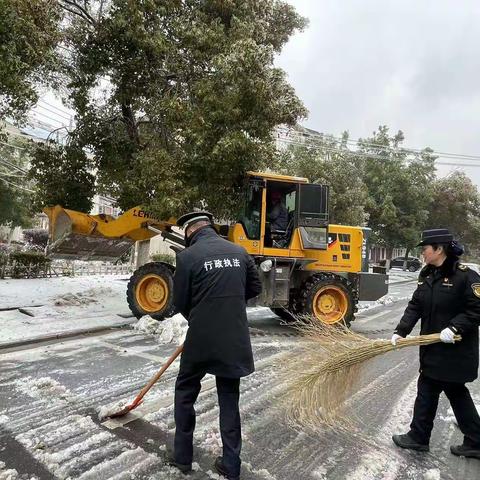 蔡家榨街道开展扫雪除冰！清洁路面保通畅