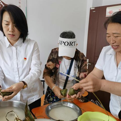 “端午送真情 粽香颂党恩” — — 莫地社区走访慰问党员