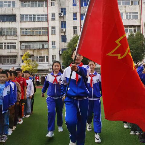 “红领巾心向党”庆祝少先队建队74周年暨源汇区回族小学新队员入队仪式主题活动