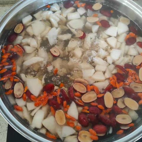 甜甜雪梨香，暖暖冬日味——沙田镇中心幼儿园小一班活动