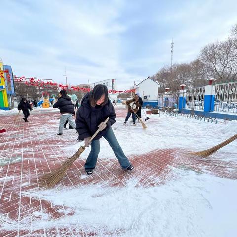 瑞雪映校园，除雪护平安--金童幼儿园开展清扫积雪活动