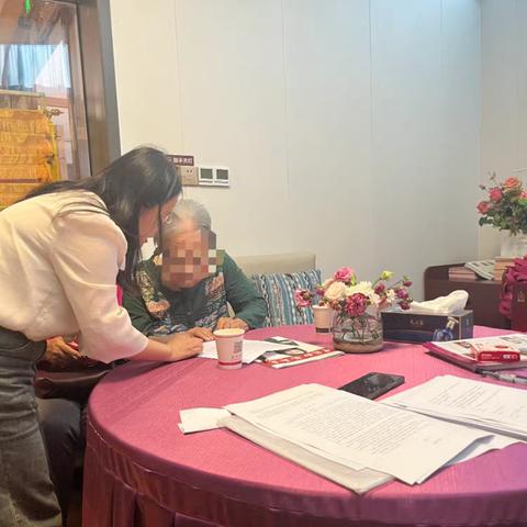 温馨秋日，上门公证解民忧