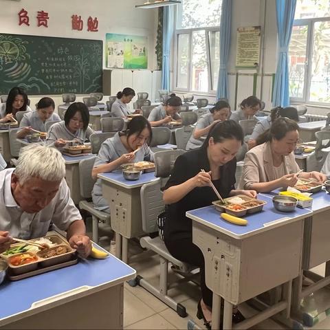 品味幸福时光，乐享阳光午餐——邯郸市实验小学举行学生营养午餐试餐活动