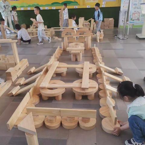 芦溪县保育院大四班游戏故事——《由观看芦溪龙舟比赛引发的龙舟游戏》