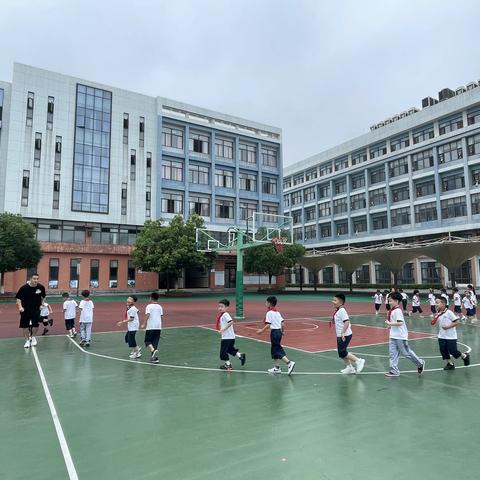 “携手并肩，共同进步”——星海学校小学部体育组师徒结队汇报课活动报道