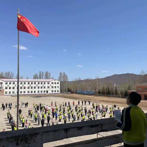 “学习二十大，奋进新征程”——三道河子镇中心学校小学开展“扣好人生第一粒扣子”系列活动争做阳光好少年