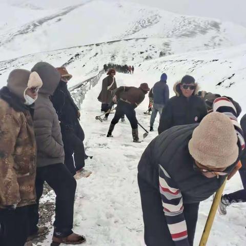 铲雪除冰齐动员　不忘初心暖民心