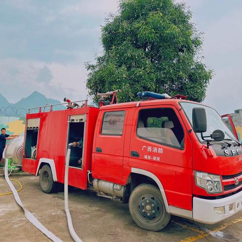 消防送水进校园，缓解师幼用水难——靖西市湖润镇消防救援站为靖西市湖润镇中心幼儿园送“急救水”