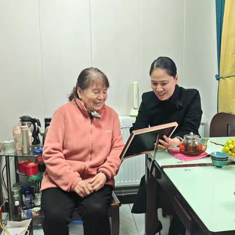 慰问暖佳节 幸福映金婚