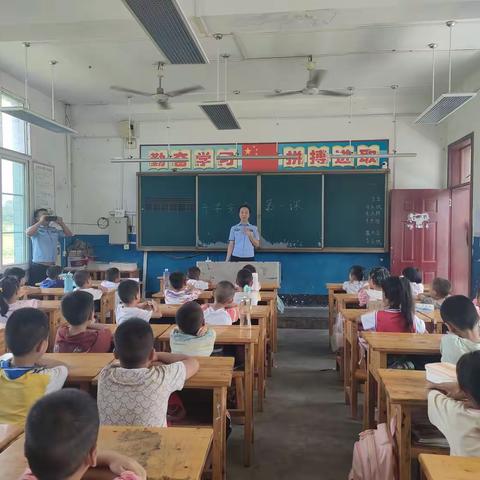 路桥希望小学校开展法制进校园活动