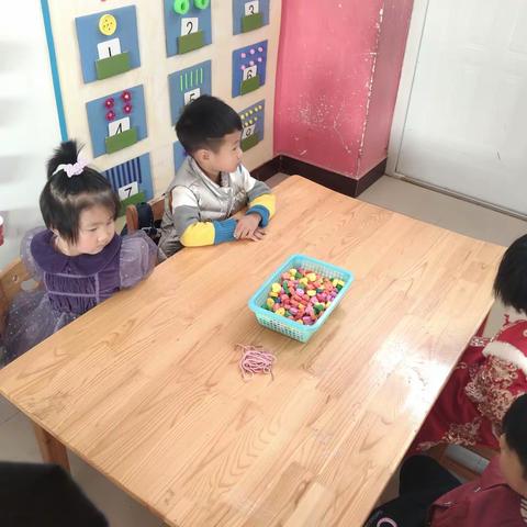 尚庄幼儿园 小班 益智区活动《串项链》