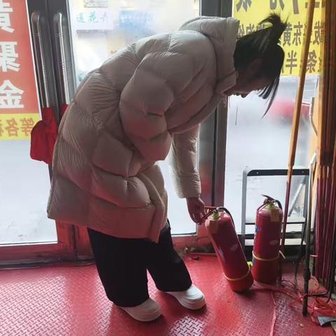 海伦镇安全社区开展春节前安全生产大检查 筑牢辖区安全防线